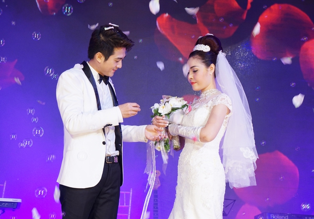 Top 7 Vietnam Idol 2008 mỉm cười hạnh phúc khi cưới được người vợ ngoan hiền, xinh đẹp.