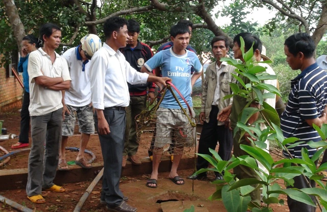 Giếng nơi phát hiện thi thể hai đứa con bị Chanh vứt xuống, nắp giếng có nhiều vết vết tay cào và dấu chân