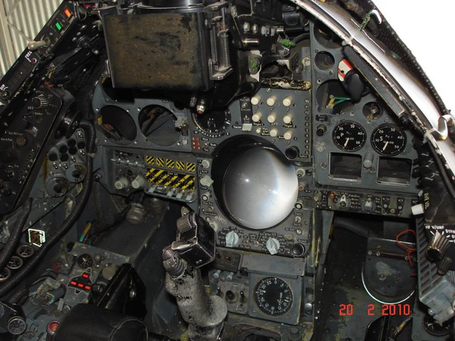 
Buồng lái của P.1127 (RAF), phần kính tròn là màn hình hiển thị bản đồ dẫn đường
