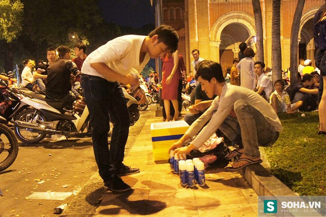 
Những lọ tuyết này có giá bán 10000/lọ và được bày bán ngay bên ngoài nơi xảy ra màn đấu
