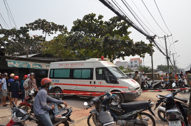 Thi thể nạn nhân được di chuyển khỏi hiện trường