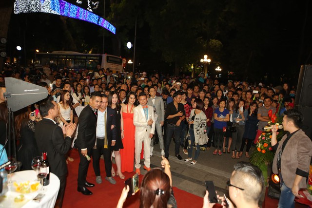 
Rất nhiều khán giả đi đường đã dừng lại để xem Quang Hà biểu diễn.
