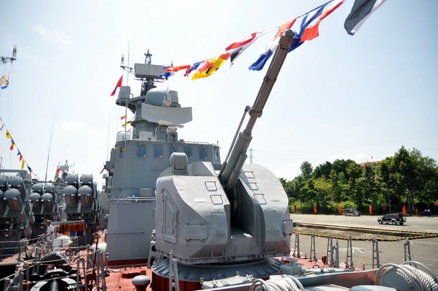 
Pháo hạm AK-176MA trên tàu tên lửa tiến công nhanh số hiệu 380 vừa được chính thức thượng cờ ngày 24/09. Ảnh: Tuổi trẻ.

