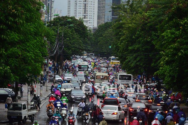 Khu vực đường Nguyễn Chí Thanh vào sáng nay bị ùn, tắc nghiêm trọng giao thông qua khu vực gặp rất nhiều khó khăn.