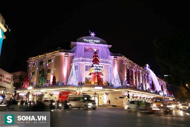 Tràng Tiền Plaza rực rỡ ánh đèn trang trí mừng đón năm mới 2016.