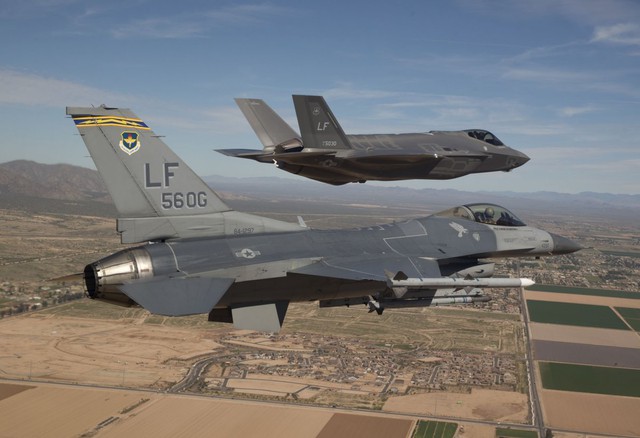 Trong năm 2014, những chiếc F-35 đã được chuyển đến căn cứ không quân Luke, Arizona sau 1 thời gian bị trì hoãn. Trong ảnh là 1 chiếc F-16 hộ tống 1 chiếc F-35.
