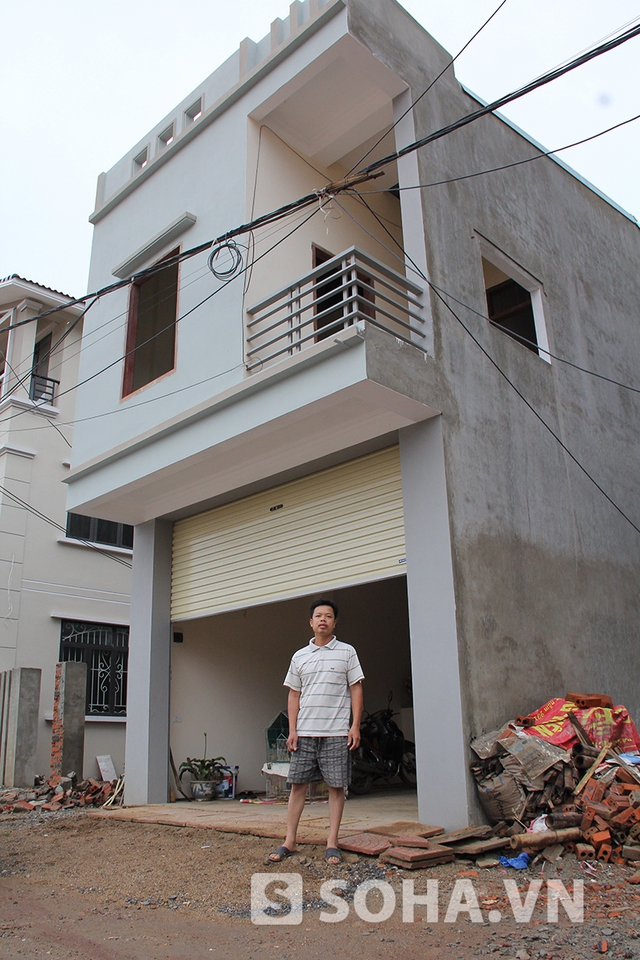 Anh Nguyễn Anh Chiến bên căn nhà mới xây của mình