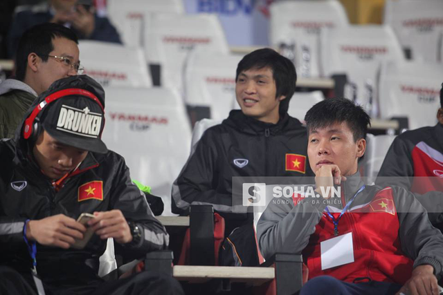 Tuấn Anh ngồi trên khán đài sân Hàng Đẫy xem đồng đội thi đấu trận giao hữu với Cerezo Osaka. Ảnh: Thu Trang