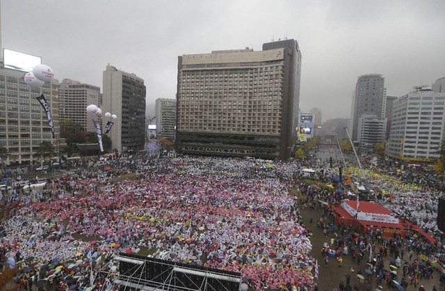 
Cuộc biểu tình lớn thu hút tới hơn 70.000 người lao động Hàn Quốc phản đối chính sách lao động và giáo dục của chính phủ. Ảnh: AP
