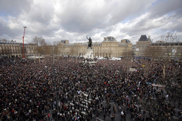 Người dân tập trung tại quảng trường Place de la République, Paris, trước cuộc diễu hành bắt đầu lúc 15h (giờ địa phương) để tưởng niệm các nạn nhân thiệt mạng trong vụ thảm sát tòa soạn Charlie Hebdo.