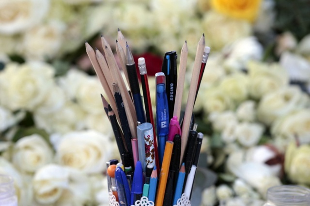 Bút và hoa để tưởng niệm các nạn nhân, được đặt tại quảng trường Place de Republique