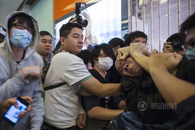 Những người biểu tình Hồng Kông hô khẩu hiệu đòi đuổi du khách Trung Quốc về nhà. Ảnh: QQ.