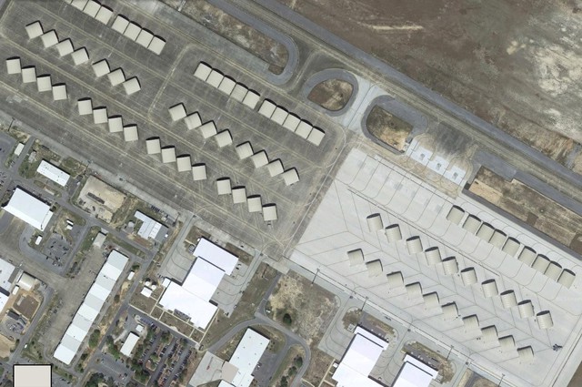 Nhà chứa máy bay san sát tại Sân bay quân sự Eglin tại Valparaiso, bang Florida (Hoa Kỳ)