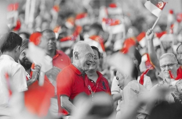 Người dân Singapore chào đón ông Lý Quang Diệu trong ngày quốc khánh 2014. Ảnh: Straits Times