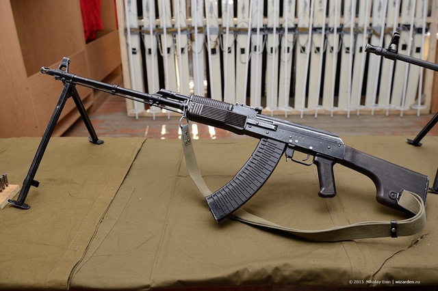 Súng máy RPK-74.