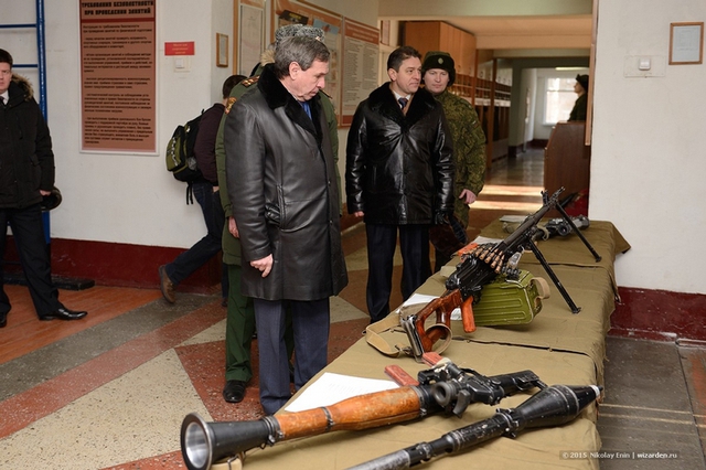 Thị trưởng tham quan vũ khí bộ binh của đơn vị.
