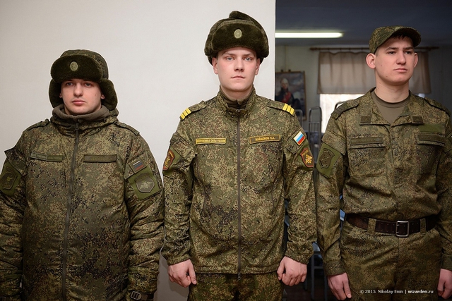 Theo English Russia, mức lượng trung bình của các quân nhân tại đây là khoảng 700 USD/tháng. Trước khi đồng rúp bị giảm giá kỷ lục vào năm ngoái, mức lương của họ là 1.400 USD/tháng.