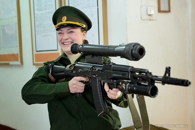 Nữ quân nhân và súng trường AK-74.