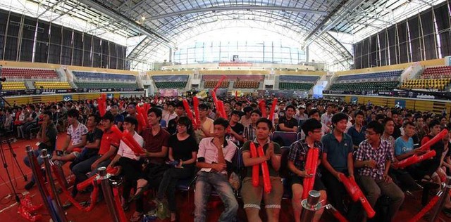 Hàng ngàn khán giả đã tới theo dõi và cổ vũ các đội tuyển thi đấu.