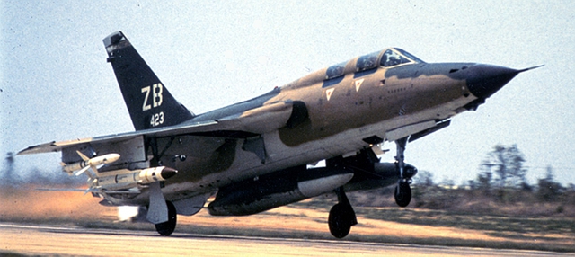 
Republic F-105G “Wild Weasel III” trang bị tên lửa chống bức xạ AGM-45 Shrike (giá treo ngoài cùng) và AGM-78 Standard (giá treo phía trong)
