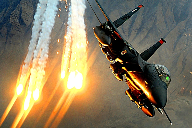 
F-15 thả mỗi bẫy khi bị tên lửa đối phương ngắm bắn.
