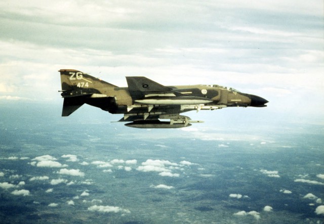 
McDonnell Douglas F-4C “Wild Weasel II” trang bị tên lửa chống bức xạ AGM-45 Shrike

