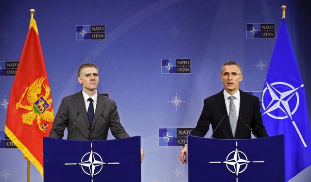 
Tổng Thư kí NATO Jens Stoltenberg (phải) tuyên bố quyết định mời Montenegro gia nhập NATO. Ảnh: AFP
