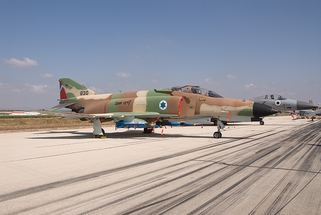 
Những chiếc F-4 Con ma (trái) của KQ Israel một thời làm mưa làm gió trên vùng trời Trung Đông.
