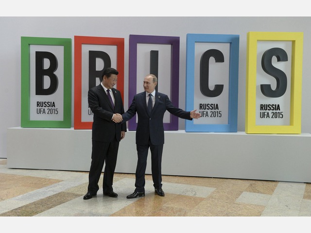 Chủ tịch Trung Quốc Tập Cận Bình (trái) và Tổng thống Nga Vladimir Putin tại nghi thức tiếp đón ở Hội nghị thượng đỉnh BRICS 2015.