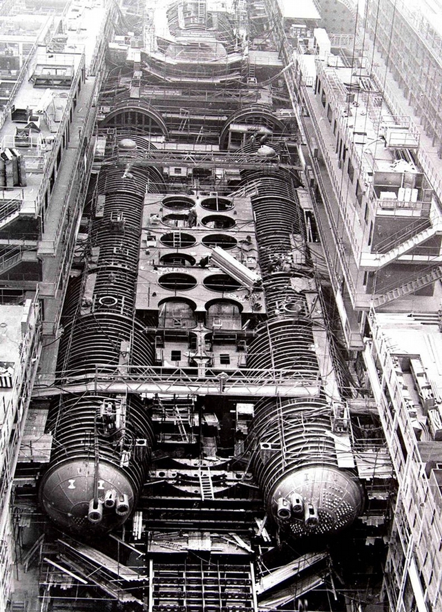 
Các tàu ngầm lớp Typhoon do Viện thiết kế Leningrad (nay là Viện thiết kế Trung ương Rubin) phát triển và đóng tại nhà máy Severodvinsk. Chiếc tàu đầu tiên mang số hiệu TK-208 (sau này được đặt tên là Dmitry Donskoy) được đưa vào biên chế vào ngày 29-12-1981.

