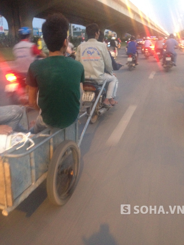 
Sau khi hoàn thành nhiệm vụ các thanh niên ung dung ngồi lên xe máy và chiếc xe bò, bon bon trên phố
