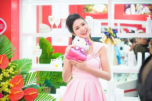 
Chiều 20/12, Hoa hậu Ngọc Hân xuất hiện ở 1 sự kiện sinh nhật nhãn hàng tại Hà Nội với tư cách khách mời. Cô diện 1 chiếc đầm lệch vai màu hồng phấn khá nữ tính.
