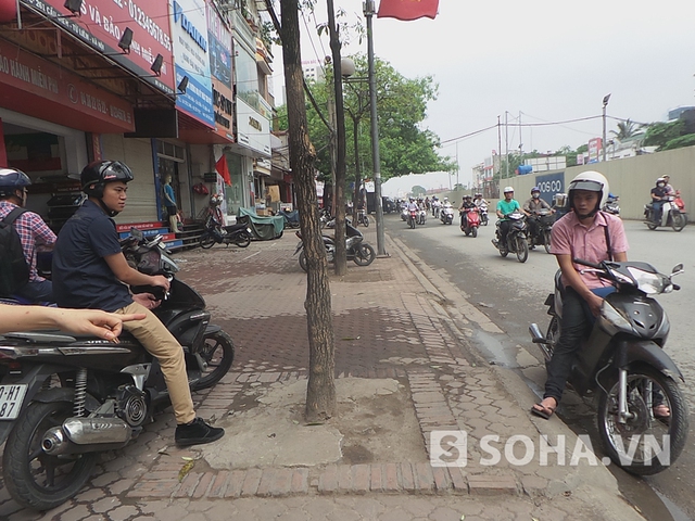 Sáng nay cả hai đi làm qua khu vực xảy ra tai nạn có dừng lại để “suy ngẫm” về tình huống hy hữu xảy ra đối với mình.