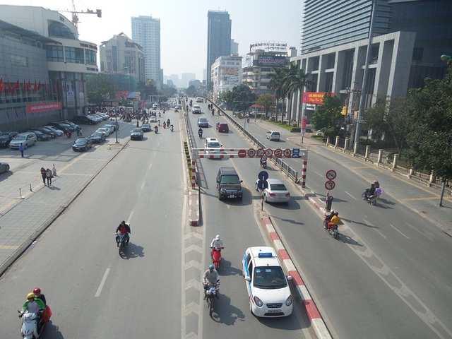 Khu vực ngã tư đường Láng Hạ - Huỳnh Thúc Kháng - Thái Hà cũng có lác đác phương tiện tham gia giao thông.