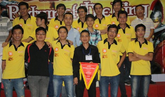 Gman cùng các game thủ trong đoàn AOE Việt Nam năm 2011.
