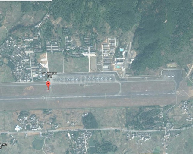 Các máy bay ném bom đậu san sát tại sân bay quân sự Guiping Mengshu