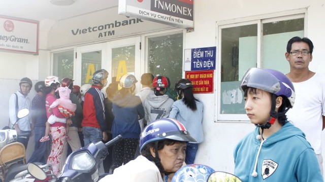 Nhiều người ở khu vực KCN Vĩnh Lộc mòn mỏi chờ rút tiền tại ATM nhưng không phải ai cũng “gặp may”.