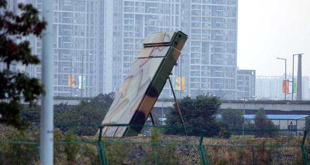 H200 là 1 trong những mẫu ra đa mảng pha đầu tiên của Trung Quốc nhưng nó vẫn còn rất hiệu quả. Ban đầu nó được trang bị cùng các hệ thống tên lửa phòng không KS-1 nhưng với thiết kế nhỏ gọn nó có thể dễ dàng nhanh chóng lắp đặt trong đô thị và với những nâng cấp cả về phần cứng và phần mềm nó có thể dẫn bắn những loại tên lửa chết người.