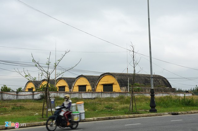 Khu nhà để tàu bay tại sân bay Nước Mặn nhìn từ phía đường Võ Nguyên Giáp. Ảnh: Đ.Nguyên/ Zing.vn.