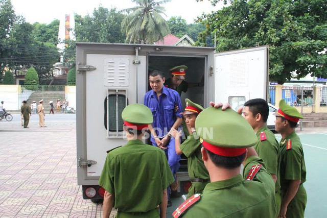 7h40, bị cáo Vi Văn Hai được đưa đến tòa