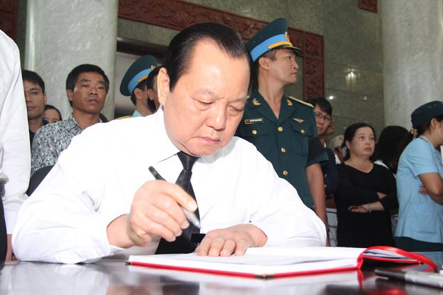 Đoàn đại biểu TP.HCM do Bí thư Thành ủy TP. HCM ông Lê Thanh Hải vào viếng và ghi sổ tang.