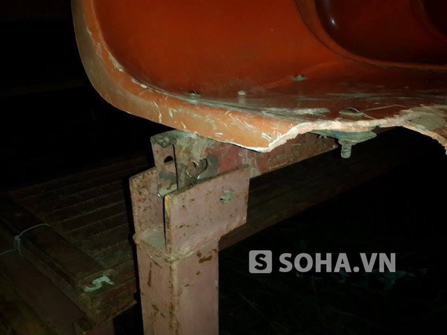 Một phần chiếc ghế bị vỡ sau vụ sập tối ngày 5/8.