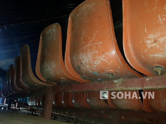 Những hàng ghế bị sập tối ngày 5/8, đã được dựng lại.