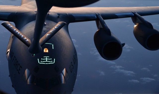 1 chiếc C-17 đang được tiếp dầu trong 1 chuyến bay huấn luyện.