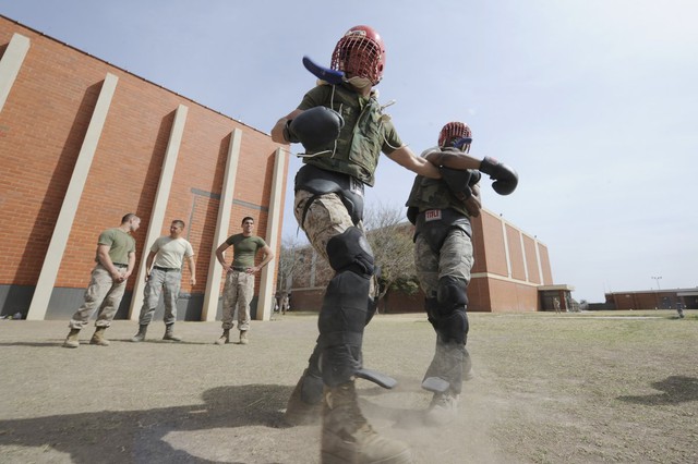 Binh lính thuộc Không quân Mỹ tham gia chương trình võ thuật của Lính thủy đánh bộ.