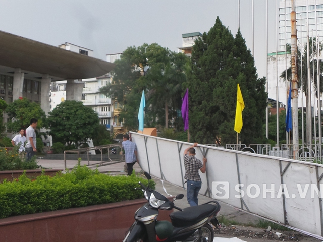Lực lượng chức năng và các công nhân đã nhanh chóng có mặt tháo các tấm bạt và đưa khung cổng vào bên trong sân của khu trung tâm hội nghị.