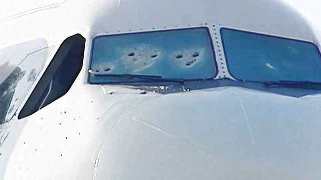 
Vết đạn trên kính chắn gió từ các xạ thủ trên nóc nhà ga sân bay
