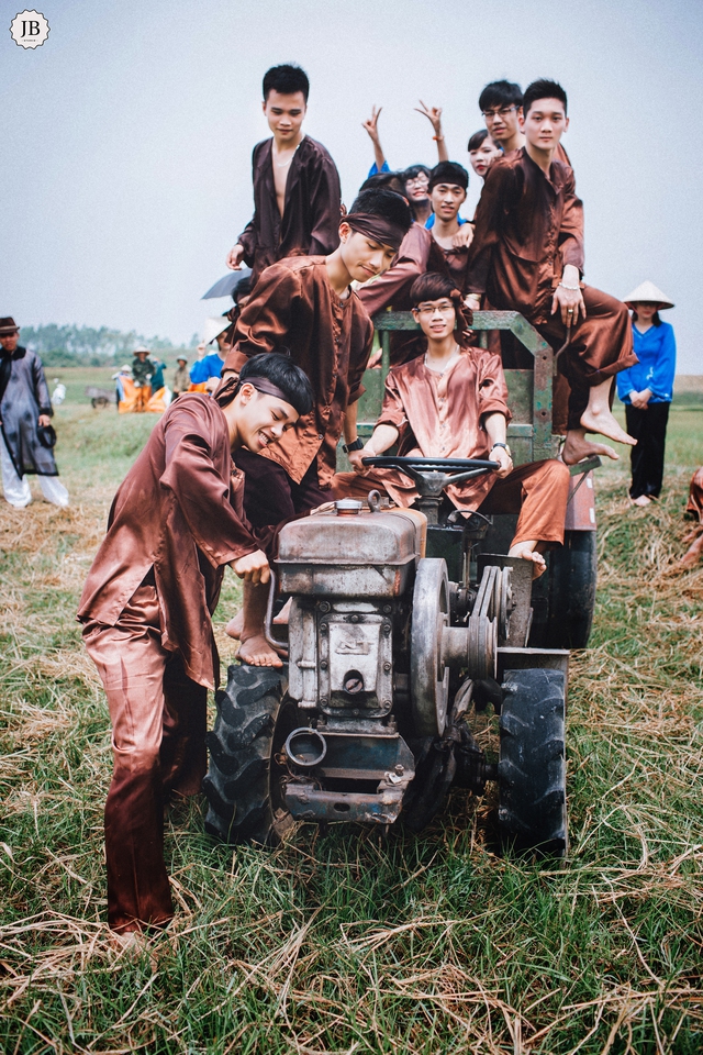 Tầm này Ninh Bình đang vào mùa gặt nên mình muốn thực hiện một bộ ảnh về mùa lúa gặt ở quê. Mình thích có một bộ ảnh tuy giản dị nhưng vẫn toát lên sự hồn nhiên, nghịch ngợm của lứa tuổi học trò nên mình đưa ra ý tưởng này cho lớp rất may lớp&quot;, nhiếp ảnh Nguyễn Quốc Hòa chia sẻ.