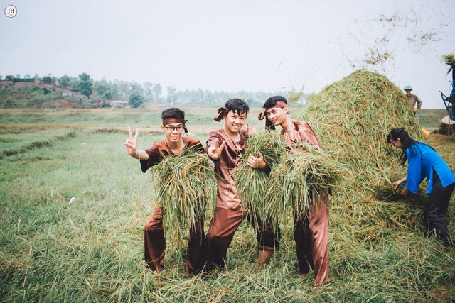 Bộ ảnh kỷ yếu độc đáo “Lao động nhiệt tình và chơi hết mình” lấy bối cảnh từ ngày mùa nhộn nhịp, khẩn trương cuả bà con nông dân Ninh Bình đang bước vào mùa gặt.