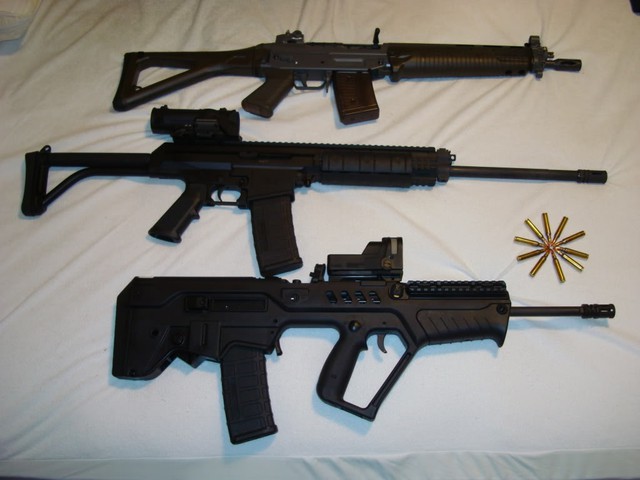 XCR và các mẫu súng trường tấn công hiện đại khác: SG 550 (trên), XCR (giữa), TAR-21 (dưới).